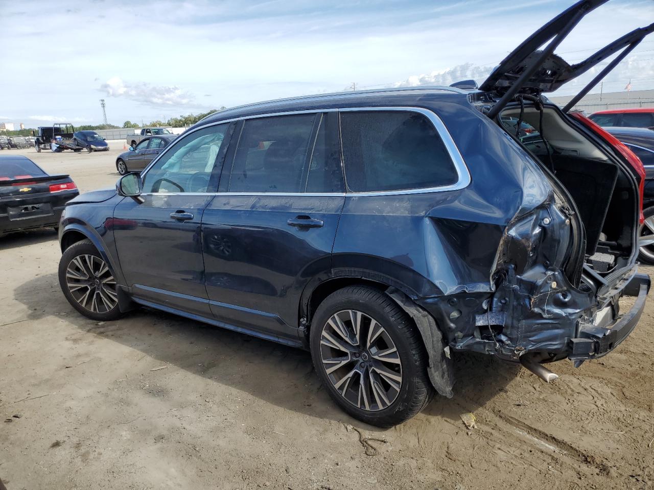 Obraz 2 z 2022 VOLVO XC90 T6 MOMENTUM 2022 z VIN YV4A22PK7N1817000