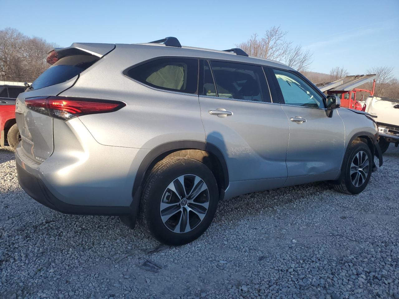 Изображение 3 2022 TOYOTA HIGHLANDER XLE 2022 с VIN 5TDGZRBH7NS565426