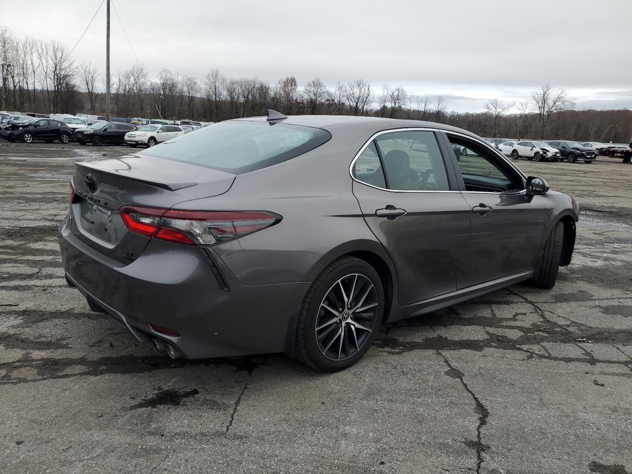 Obraz 3 z 2022 TOYOTA CAMRY SE 2022 z VIN 4T1T11BKXNU067814