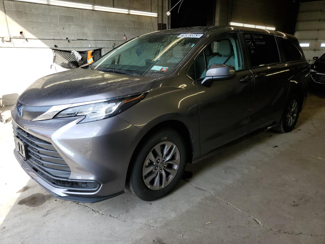 2023 TOYOTA SIENNA LE 2023 image