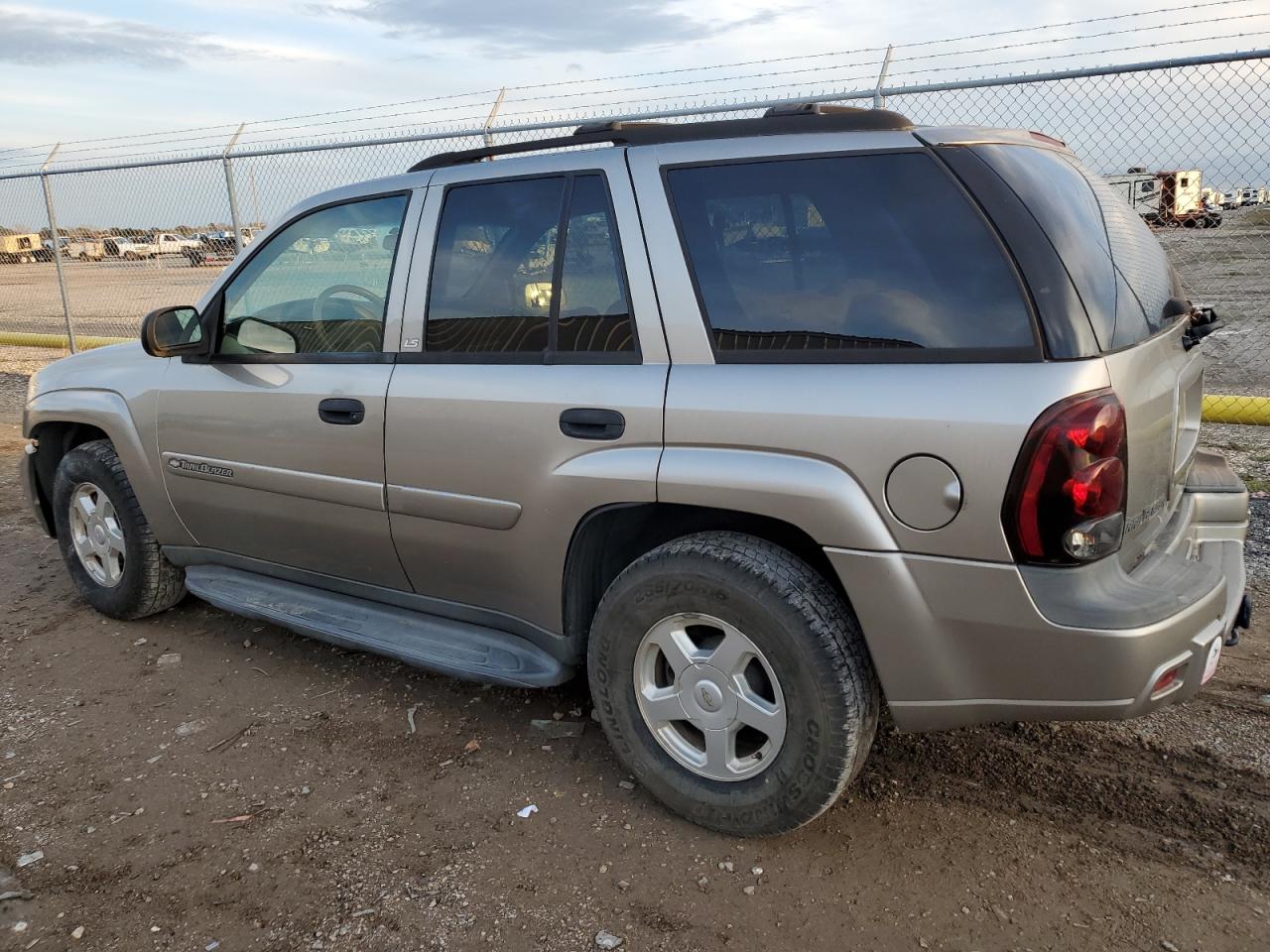 Image 2 of 2002 CHEVROLET TRAILBLAZER 2002 with VIN 1GNDS13S822267092
