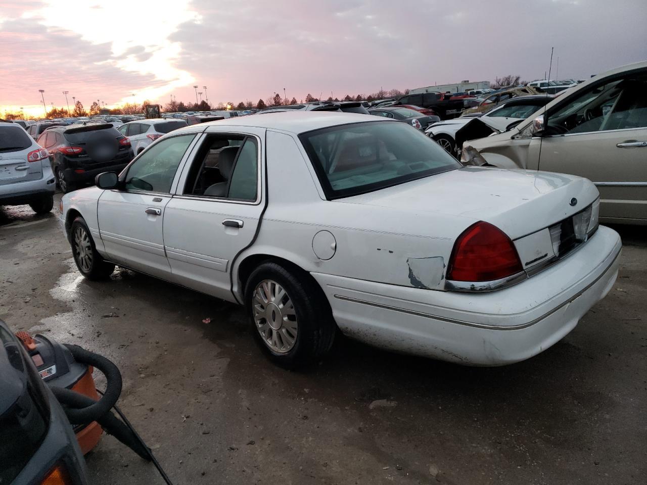 Изображение 2 2005 FORD CROWN VICTORIA LX 2005 с VIN 2FAFP74W05X130064