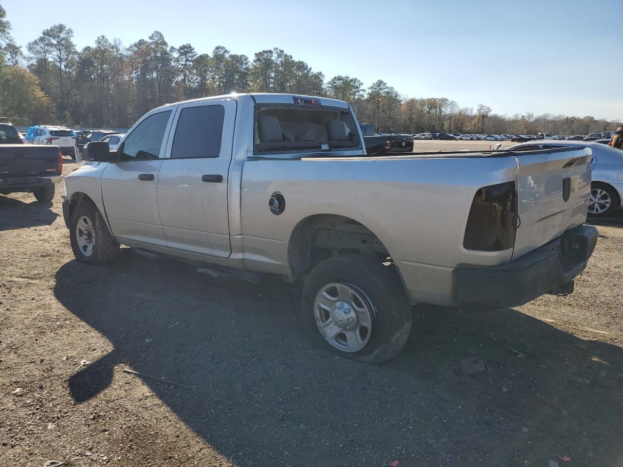 Image 2 of 2018 RAM 2500 ST 2018 with VIN 3C6UR5CLXJG369415