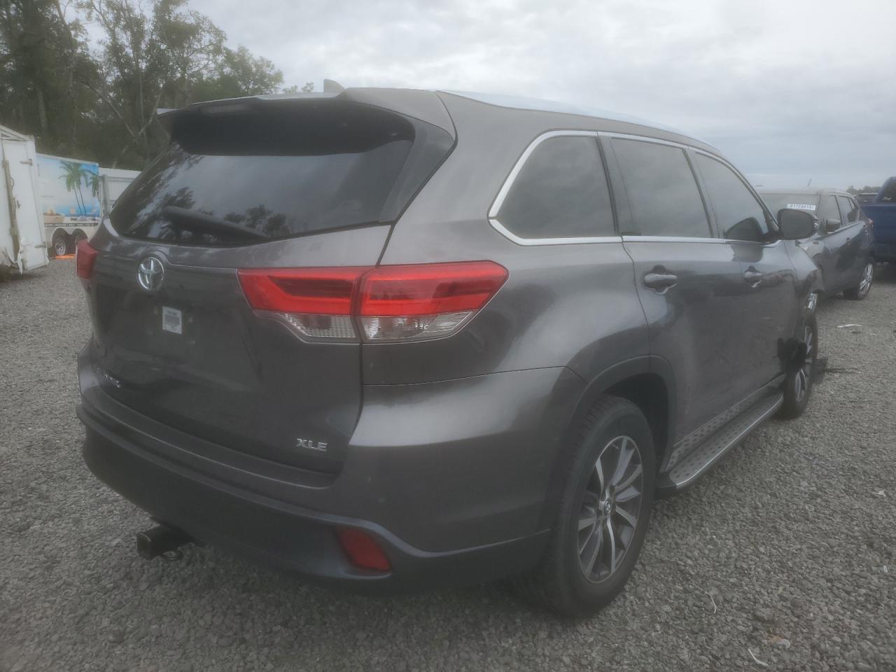 Obraz 3 z 2018 TOYOTA HIGHLANDER SE 2018 z VIN 5TDKZRFH8JS542963