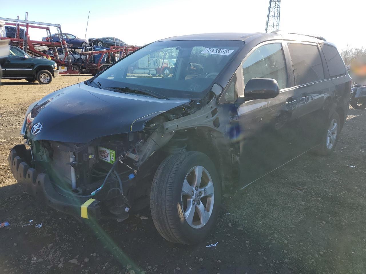 2011 TOYOTA SIENNA LE 2011 image