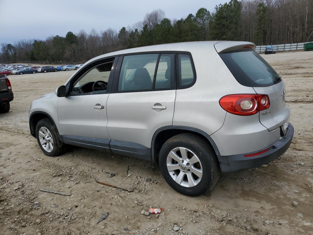 Image 2 of 2009 VOLKSWAGEN TIGUAN S 2009 with VIN WVGAV75N19W530955