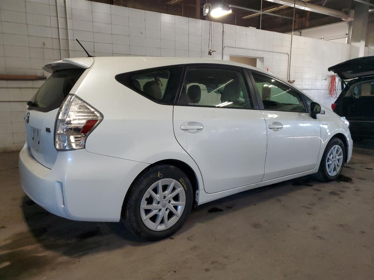 Image 3 of 2012 TOYOTA PRIUS V  2012 with VIN JTDZN3EU5C3163381