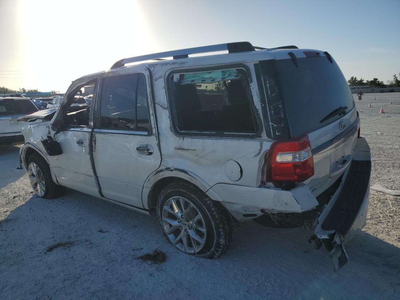 Изображение 2 2015 FORD EXPEDITION LIMITED 2015 с VIN 1FMJU1KT6FEF16215