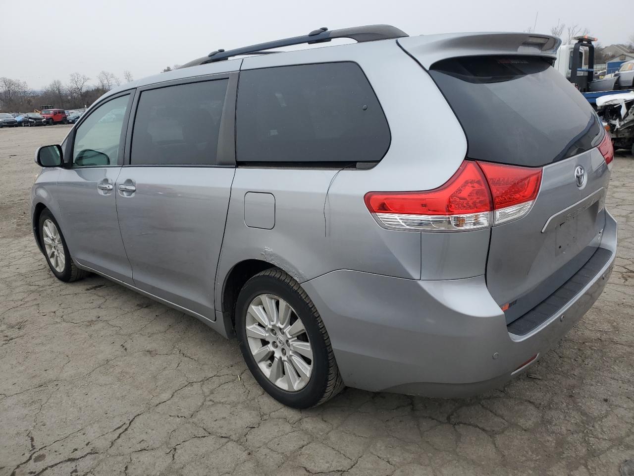 Obraz 2 z 2011 TOYOTA SIENNA XLE 2011 z VIN 5TDDK3DC1BS028505