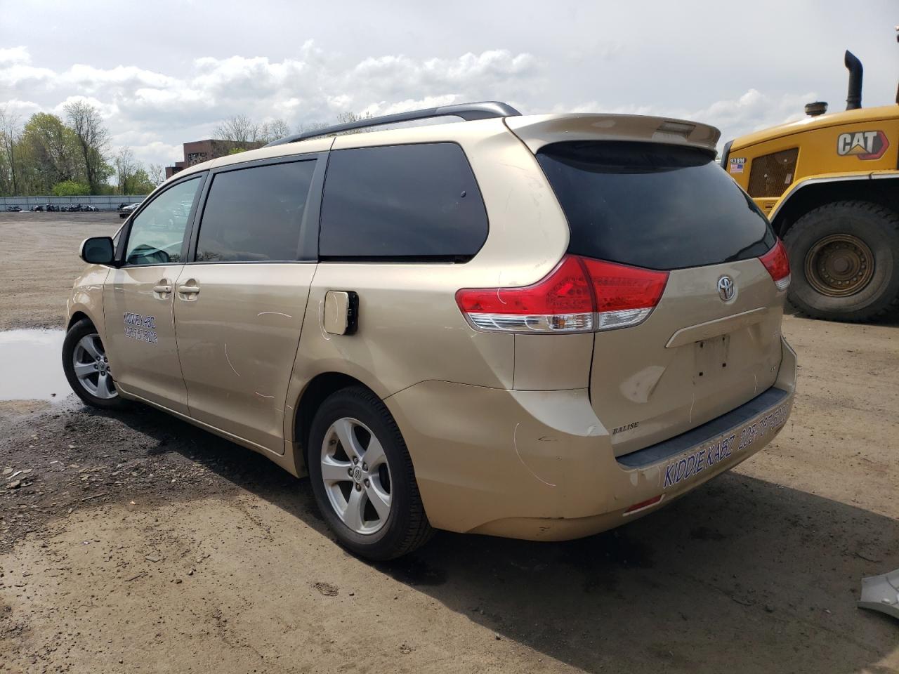 Image 2 of 2011 TOYOTA SIENNA LE 2011 with VIN 5TDKK3DC8BS016102