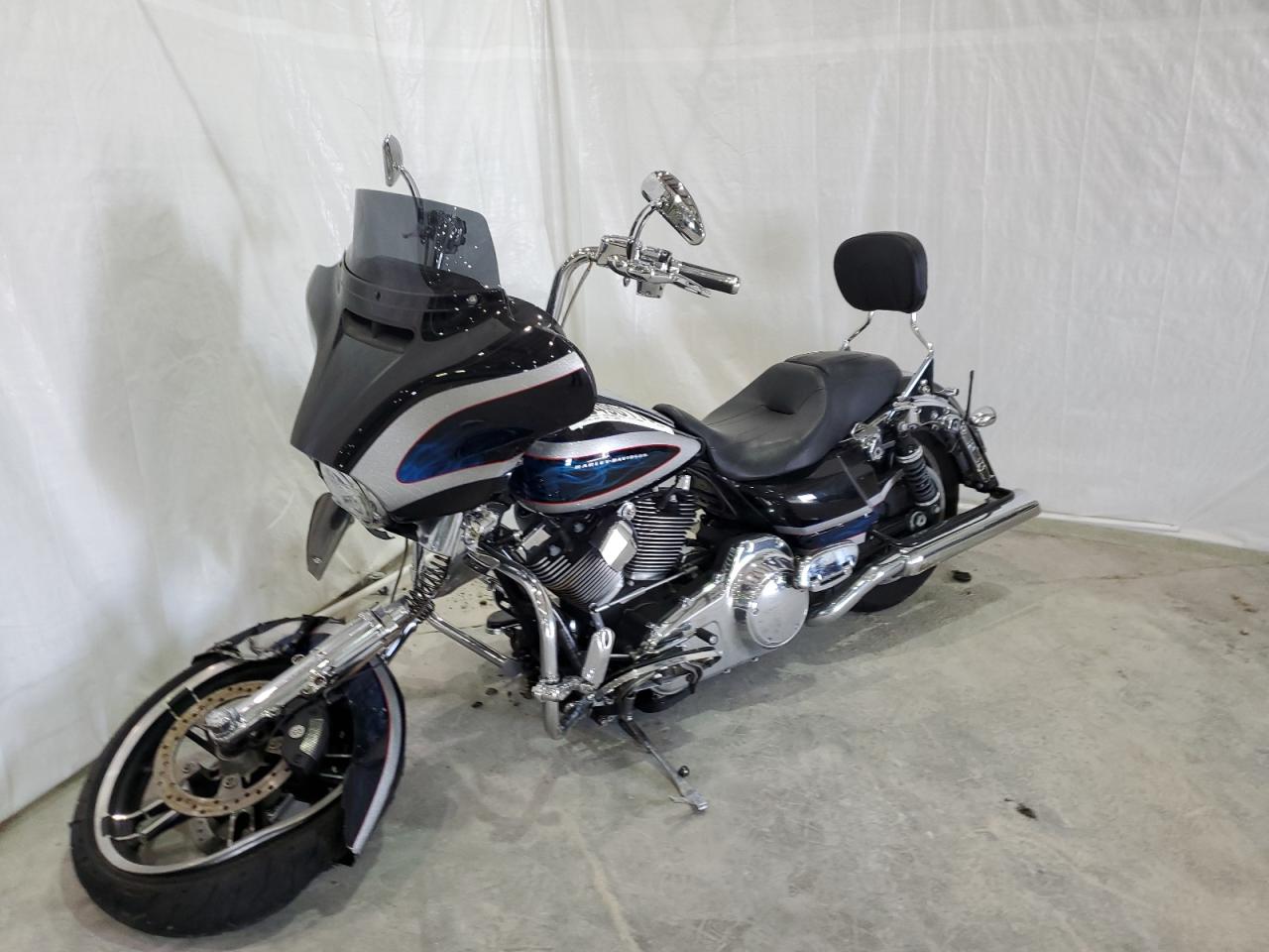 Image 2 of Harley-Davidson Flhxs Street Glide Special 2014 with VIN 1HD1KRM18EB629828