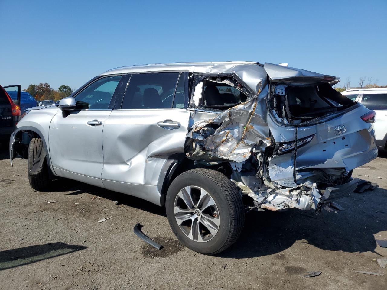 Image 2 of 2021 TOYOTA HIGHLANDER XLE 2021 with VIN 5TDGZRBH9MS553602