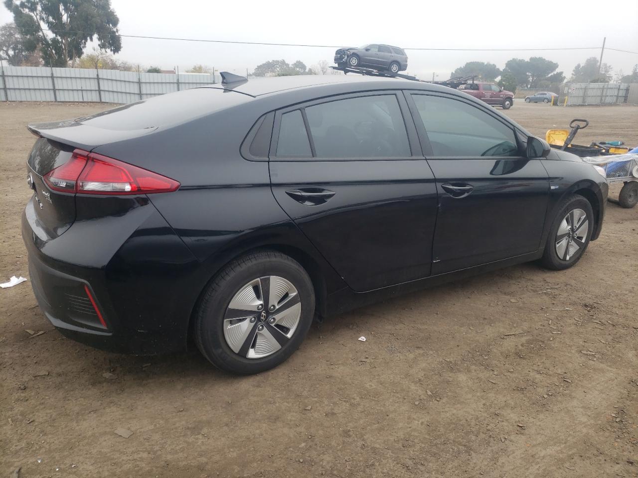 Image 3 of 2019 HYUNDAI IONIQ BLUE 2019 with VIN KMHC65LC7KU140326