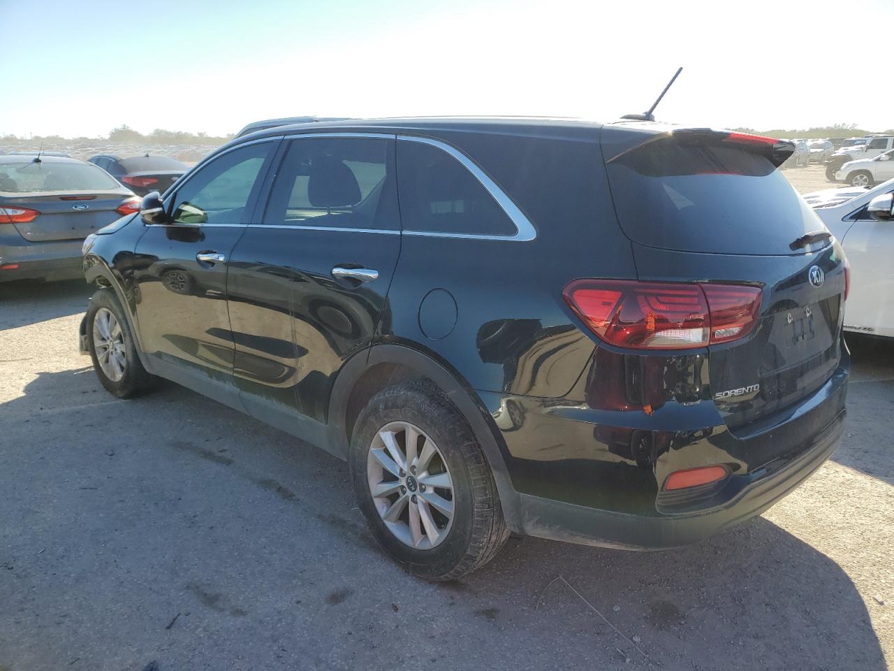 Image 2 of 2019 KIA SORENTO L 2019 with VIN 5XYPG4A33KG581601
