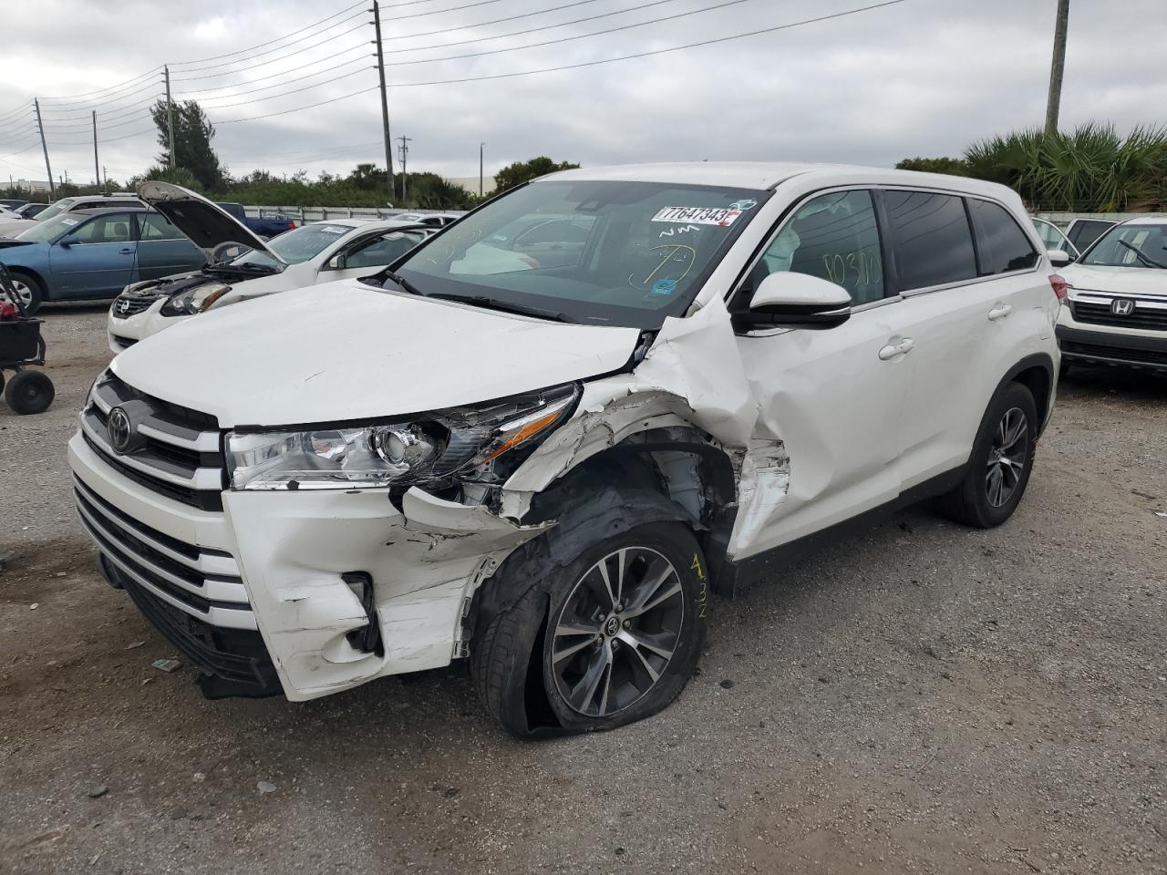 Obraz 1 z 2019 TOYOTA HIGHLANDER LE 2019 z VIN 5TDZARFH3KS051658
