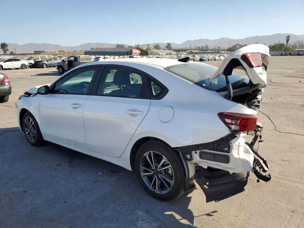 Изображение 2 2023 KIA FORTE LX 2023 с VIN 3KPF24AD4PE524265