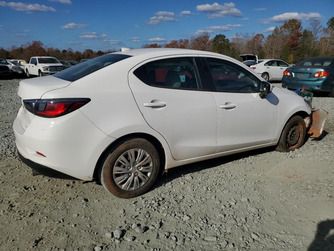Изображение 3 2020 TOYOTA YARIS L 2020 с VIN 3MYDLBYV8LY711686