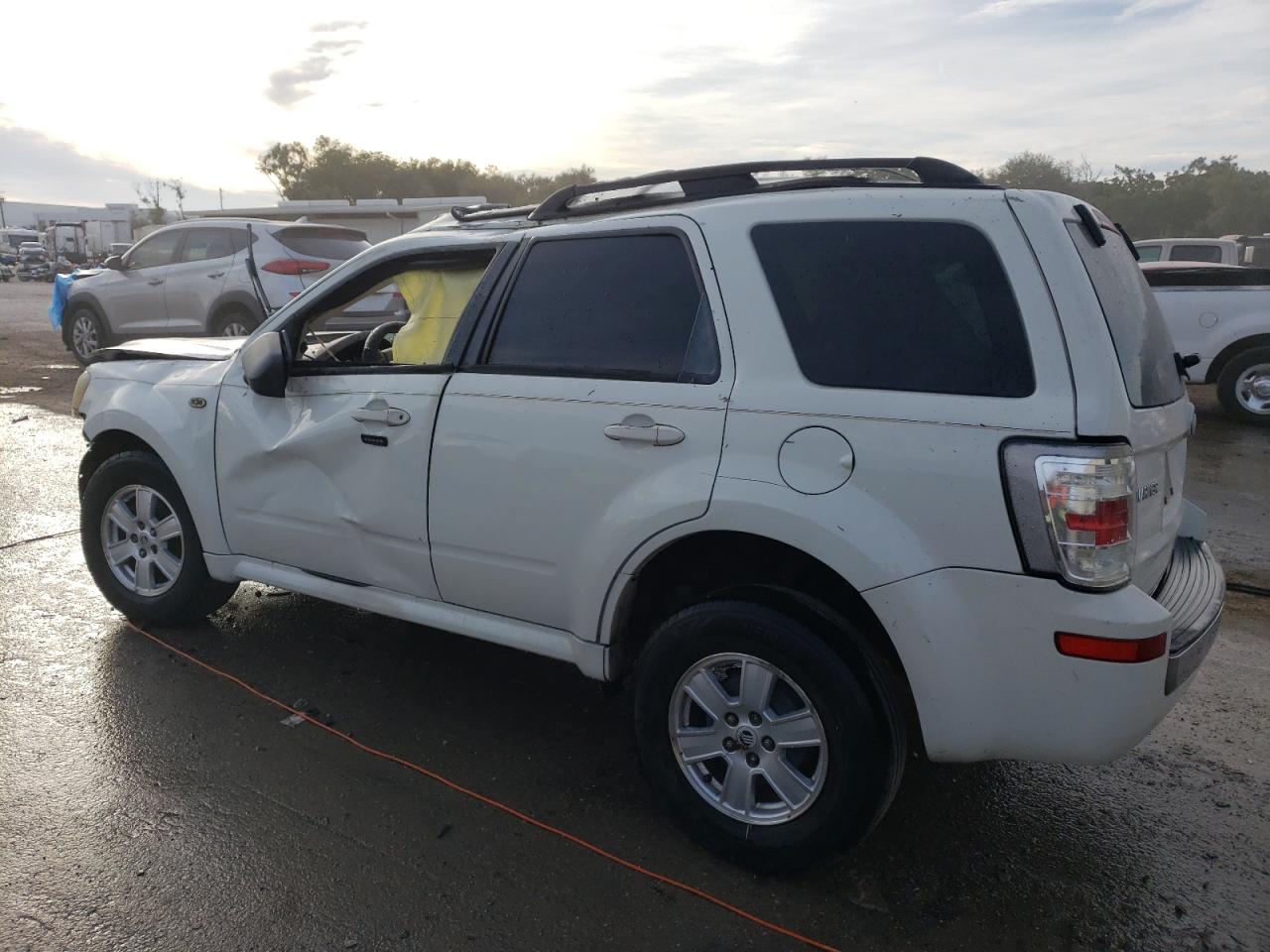 Image 2 of Mercury Mariner 2009 with VIN 4M2CU81G29KJ17666