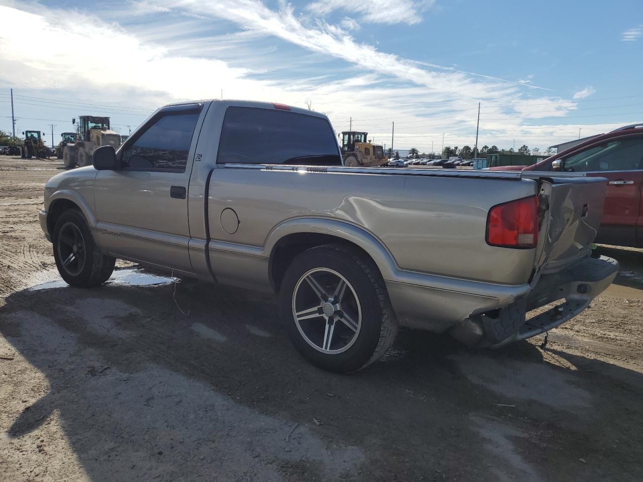 Image 2 of 1998 GMC SONOMA  1998 with VIN 1GTCS1446W8531336