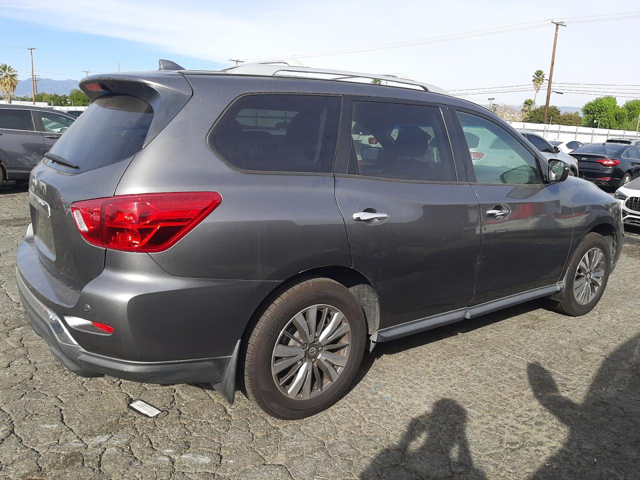 Image 3 of 2019 NISSAN PATHFINDER S 2019 with VIN 5N1DR2MN7KC636033