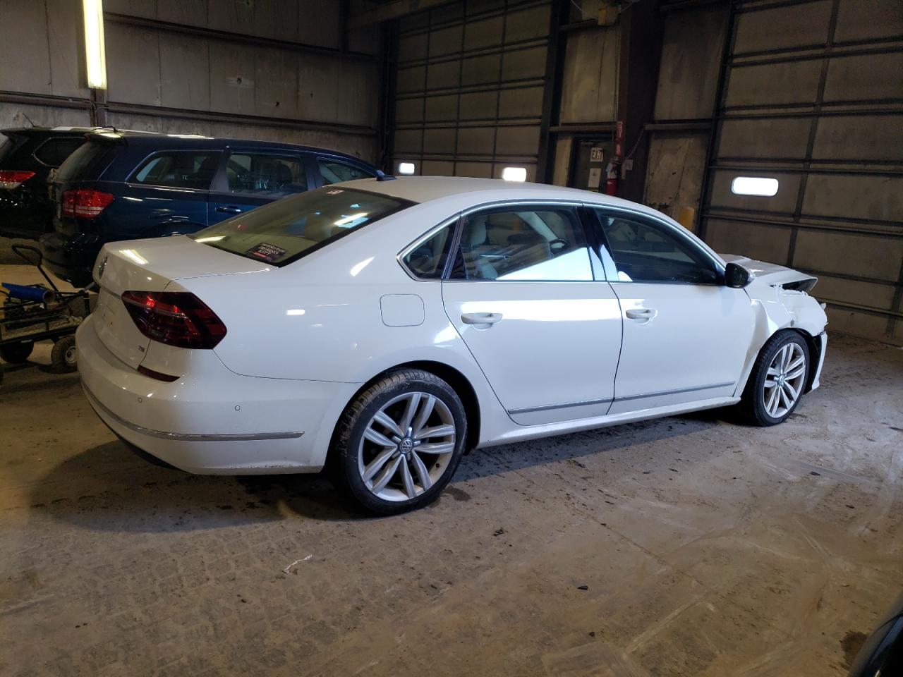 Изображение 3 2017 VOLKSWAGEN PASSAT SEL PREMIUM 2017 с VIN 1VWCT7A37HC059561