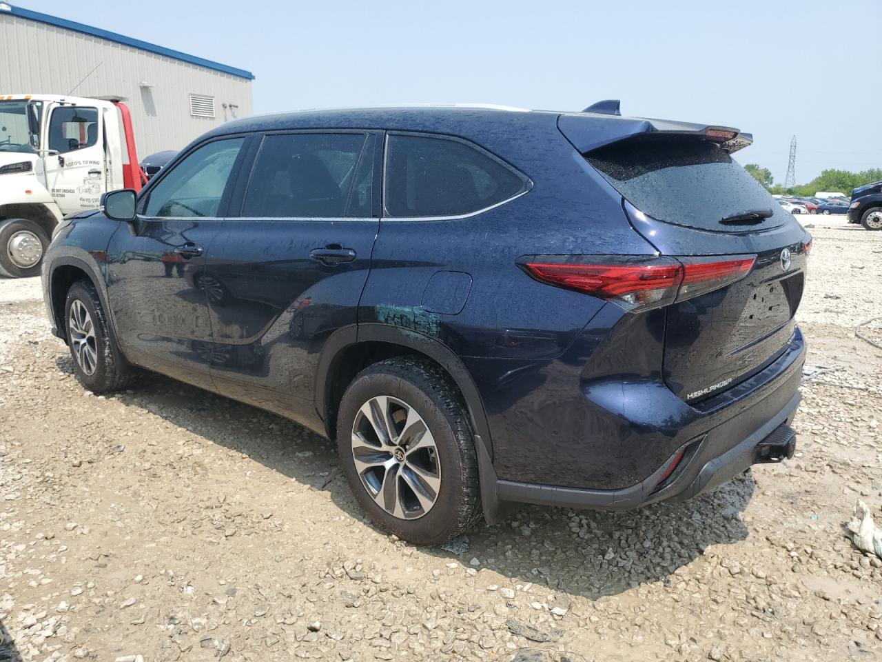 Obraz 2 z 2022 TOYOTA HIGHLANDER XLE 2022 z VIN 5TDGZRBH6NS247507