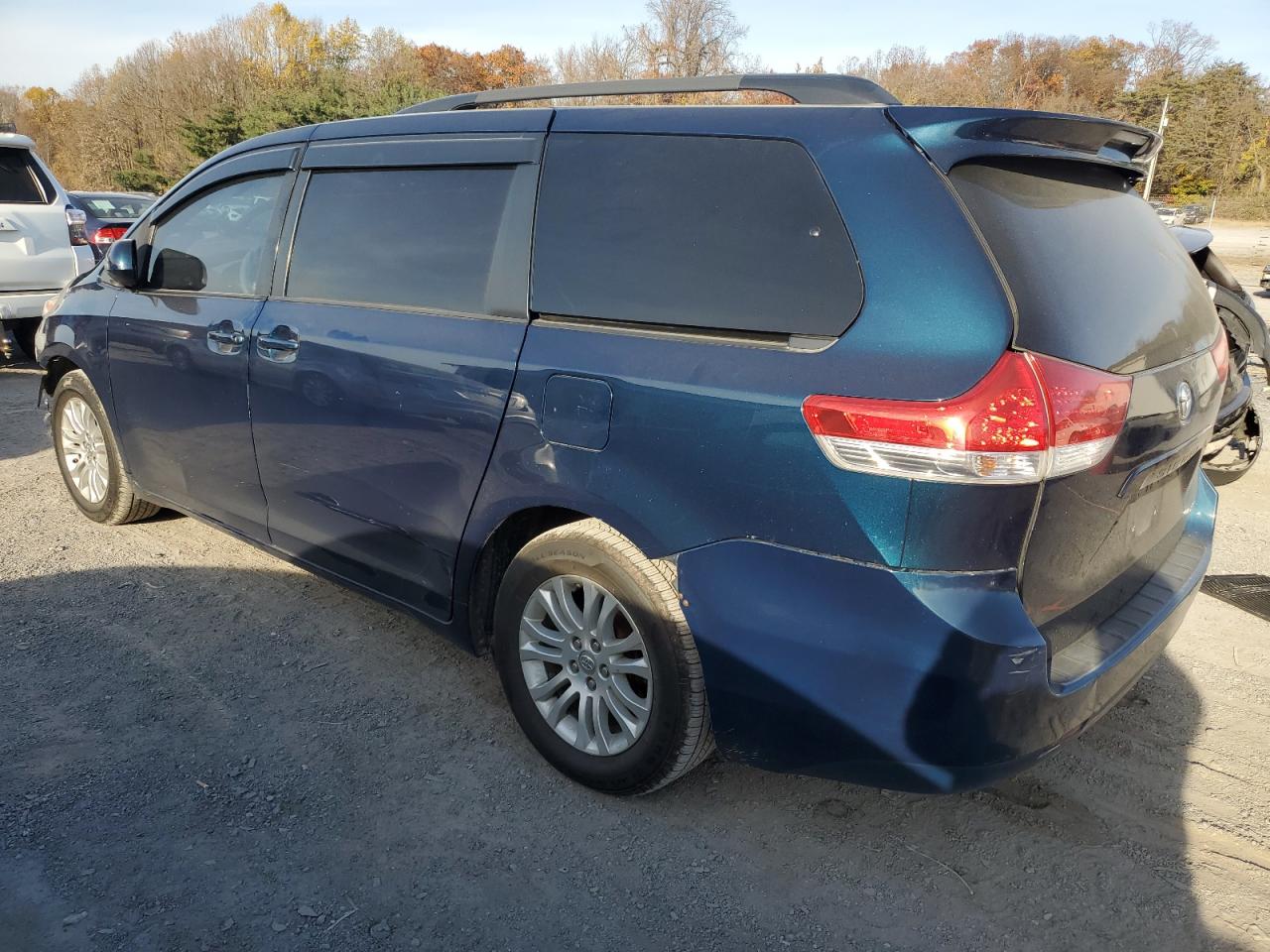 Изображение 2 2011 TOYOTA SIENNA XLE 2011 с VIN 5TDYK3DC6BS112644