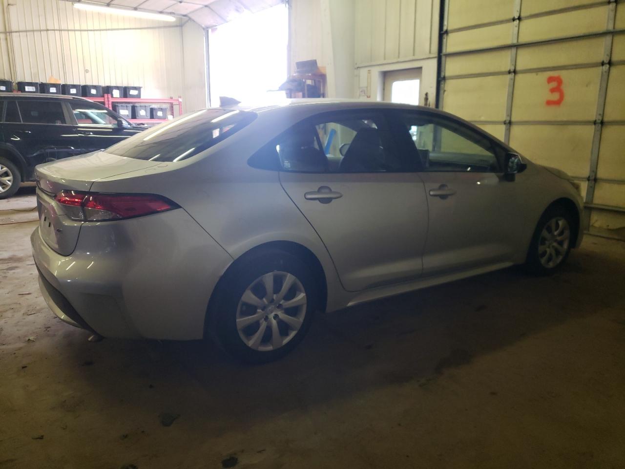 Изображение 3 2020 TOYOTA COROLLA LE 2020 с VIN JTDEPRAE6LJ104801
