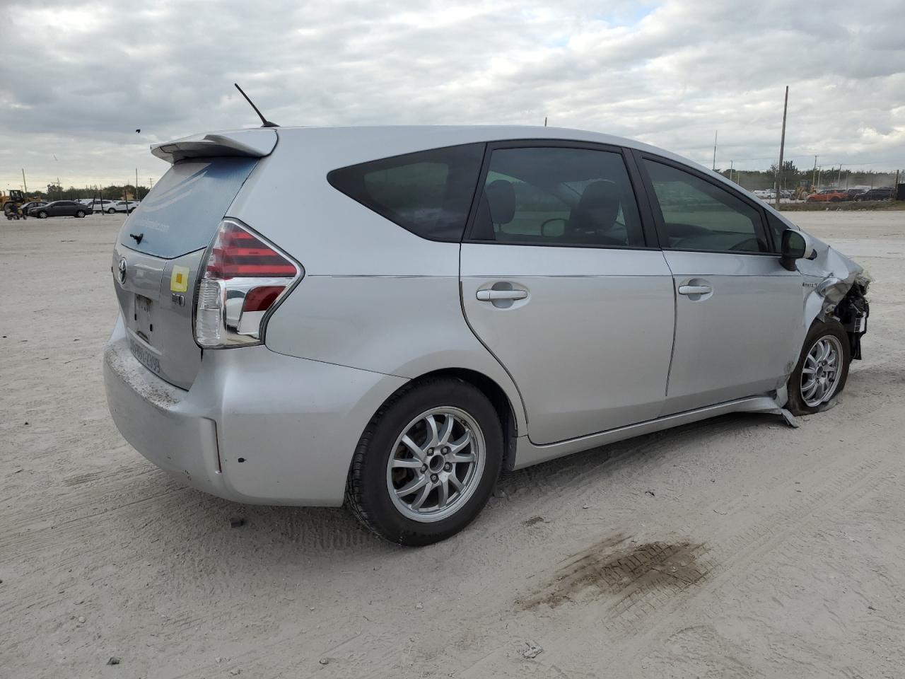 Image 3 of 2016 TOYOTA PRIUS V  2016 with VIN JTDZN3EU2GJ046729