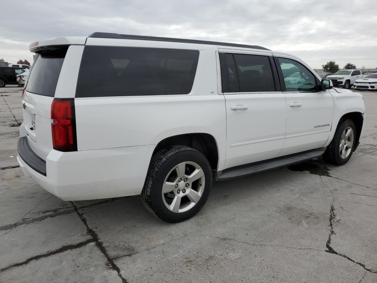 Изображение 3 2015 CHEVROLET SUBURBAN C1500 LT 2015 с VIN 1GNSCJKC0FR184249