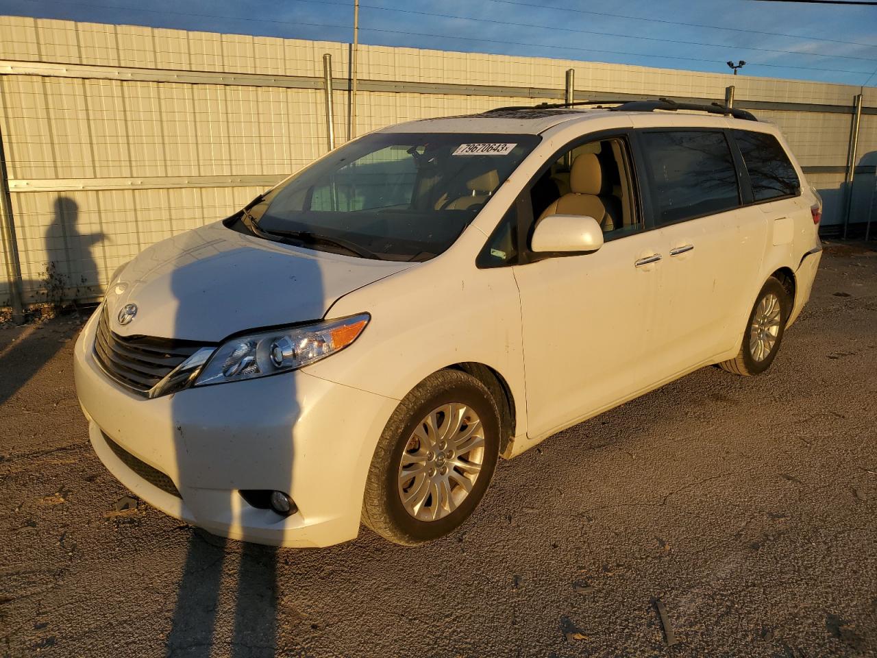 Obraz 1 z 2017 TOYOTA SIENNA XLE 2017 z VIN 5TDYZ3DC7HS794647