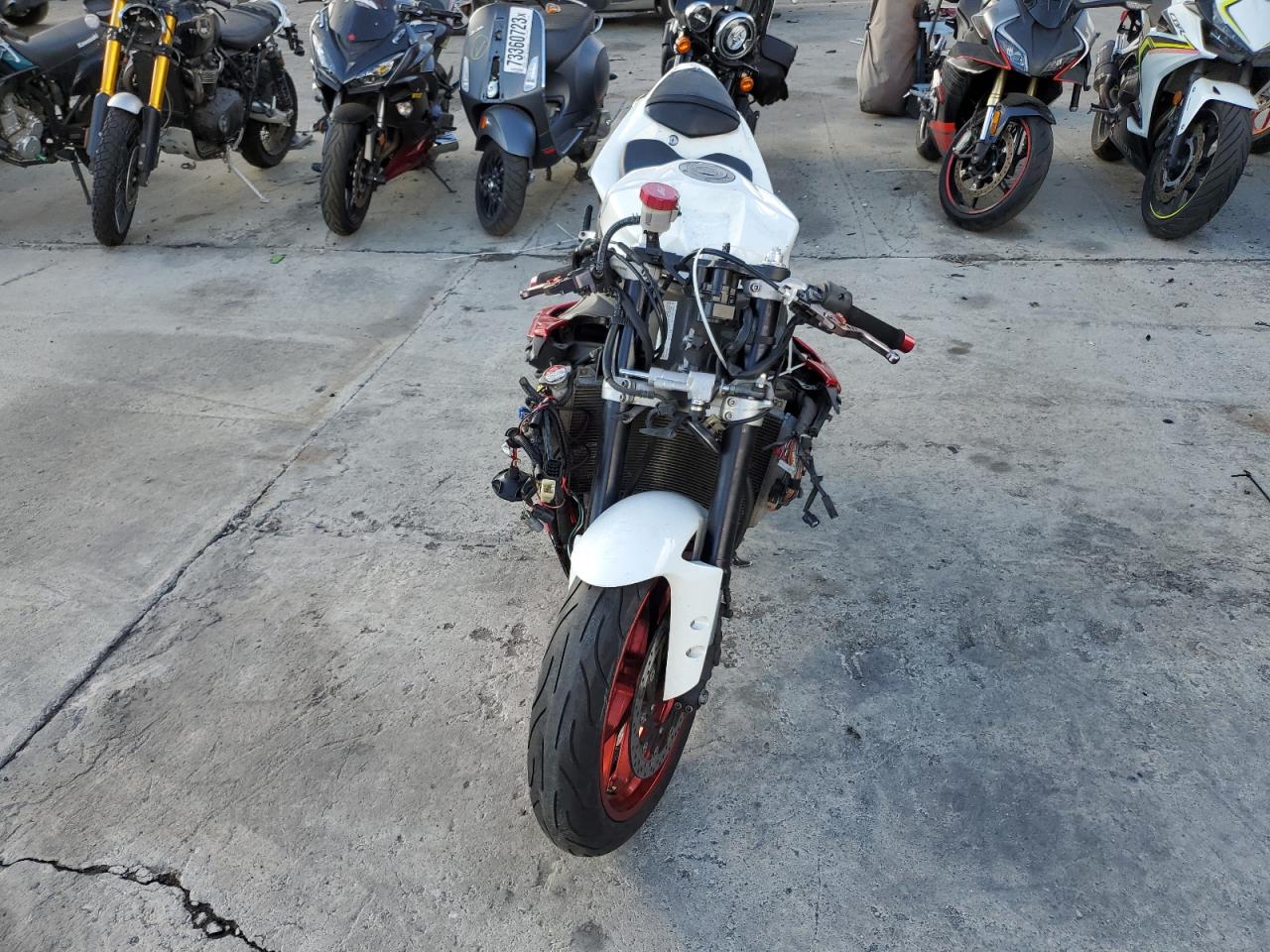 Obraz 2 z 2010 YAMAHA YZFR1  2010 z VIN JYARN23E5AA007917