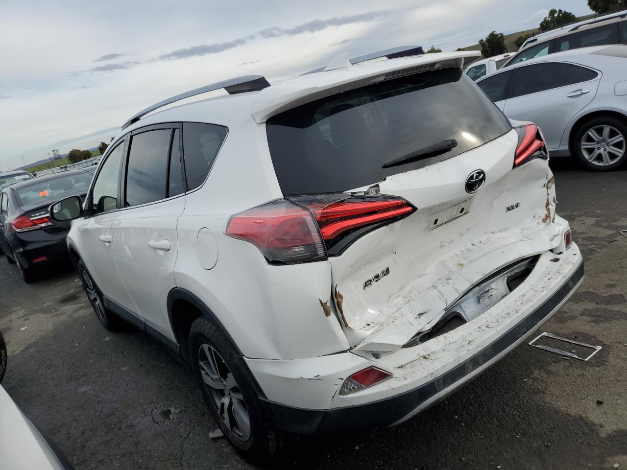 Изображение 2 2017 TOYOTA RAV4 XLE 2017 с VIN JTMWFREV9HJ105157
