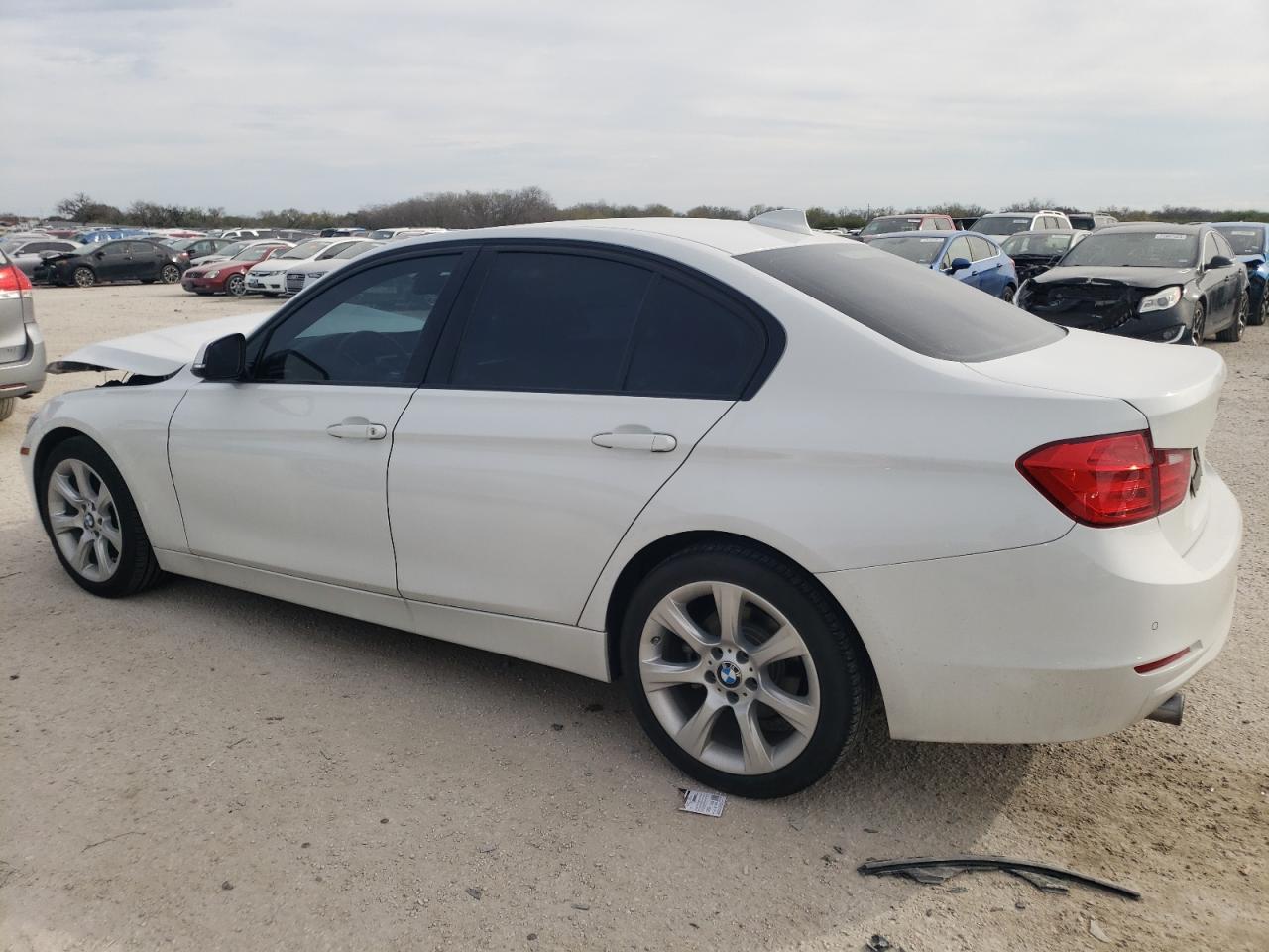 Изображение 2 2015 BMW 320 I 2015 с VIN WBA3B1G57FNT64682