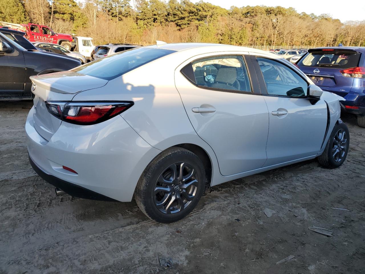 Image 3 of 2019 TOYOTA YARIS L 2019 with VIN 3MYDLBYVXKY506532
