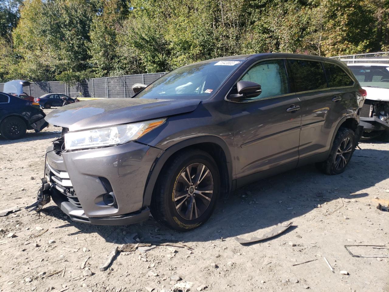 Image 1 of 2019 TOYOTA HIGHLANDER LE 2019 with VIN 5TDBZRFH5KS941086