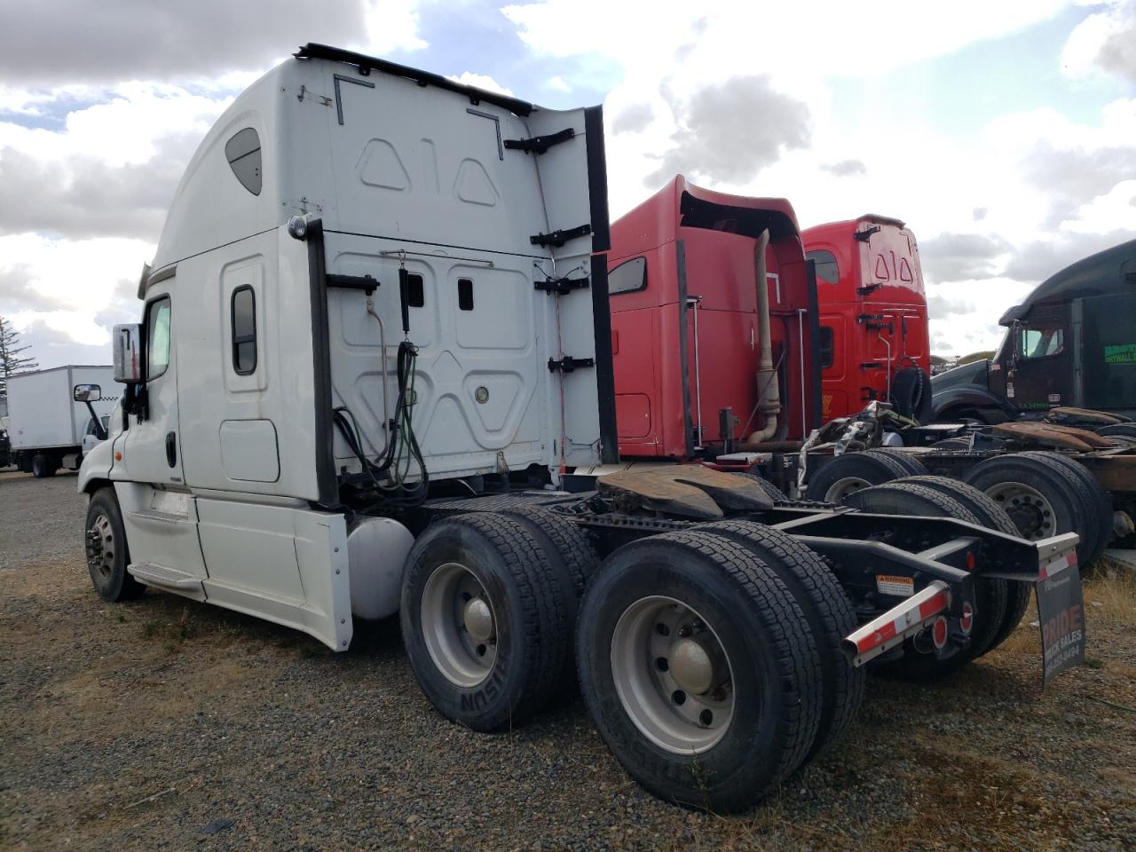 Image 3 of 2017 FREIGHTLINER CASCADIA 125  2017 with VIN 3AKJGLDR9HSHG7457