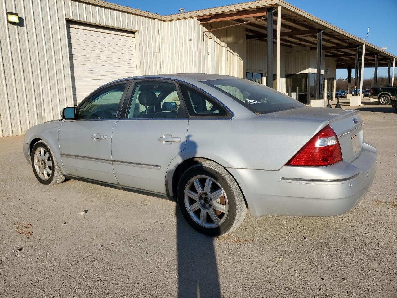Image 2 of 2005 FORD FIVE HUNDRED LIMITED 2005 with VIN 1FAFP25165G187302