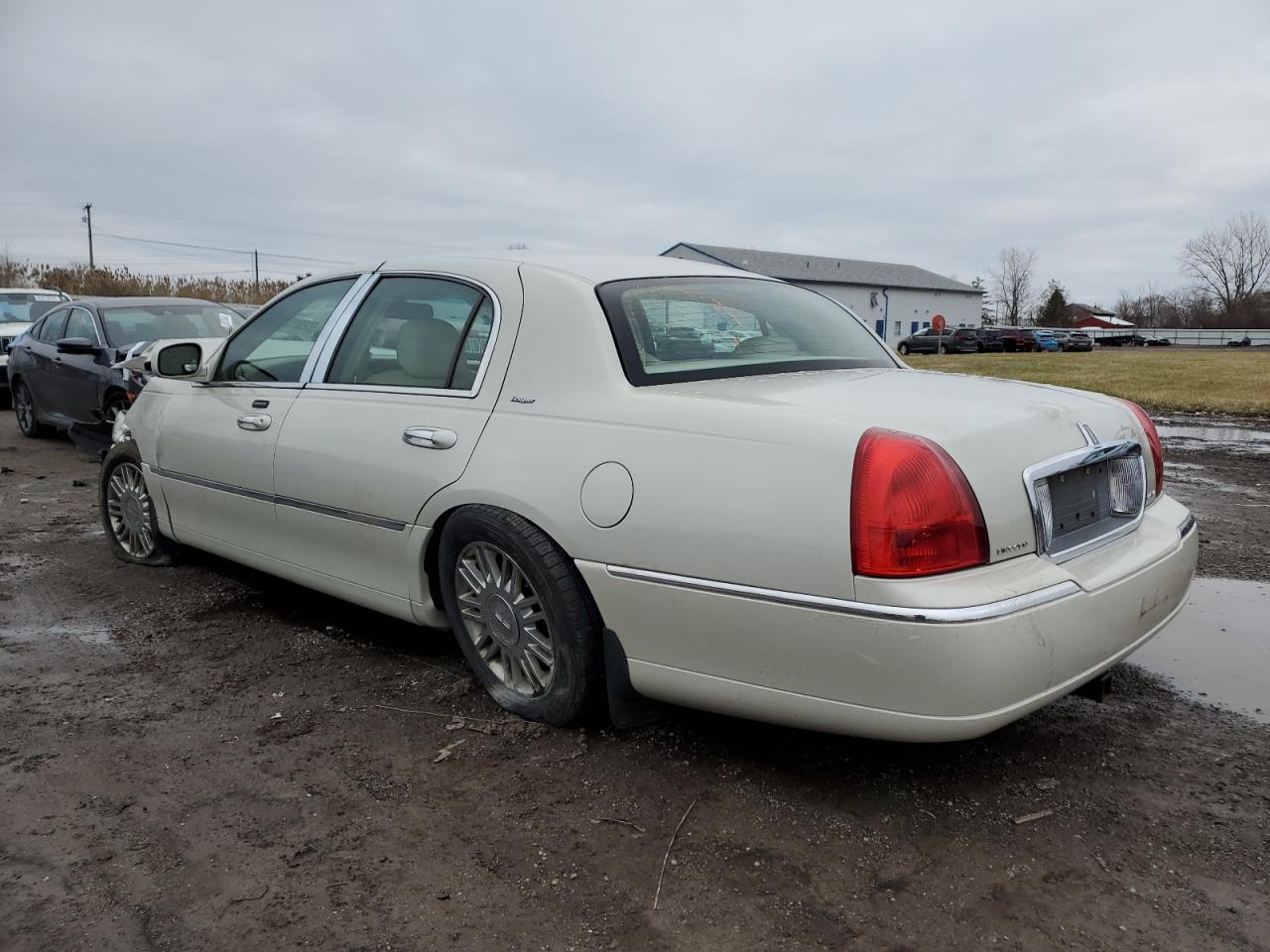 Image 2 of 2006 LINCOLN TOWN CAR DESIGNER 2006 with VIN 1LNHM83V26Y645347