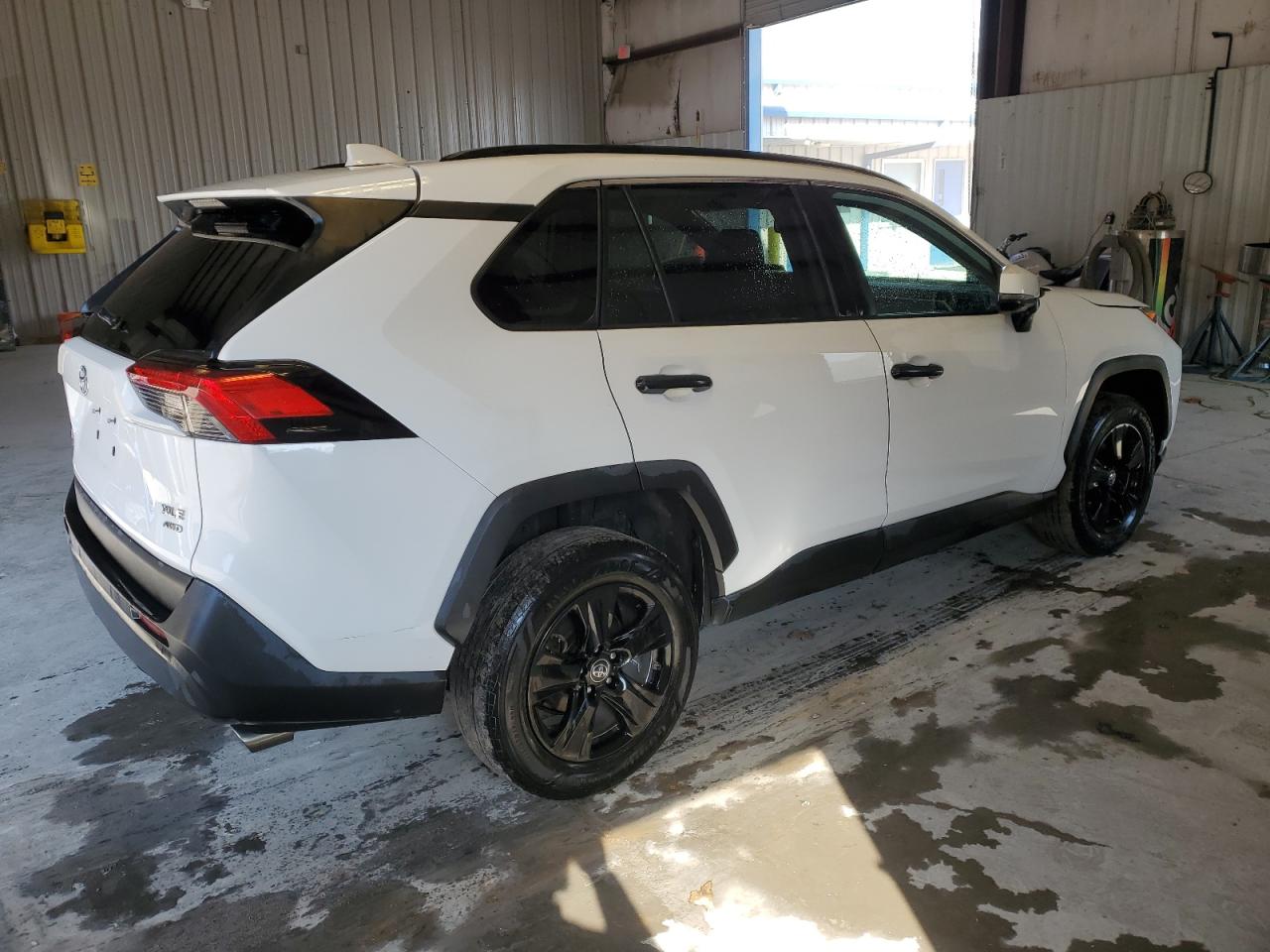 Image 3 of 2019 TOYOTA RAV4 XLE 2019 with VIN 2T3P1RFV6KW058003