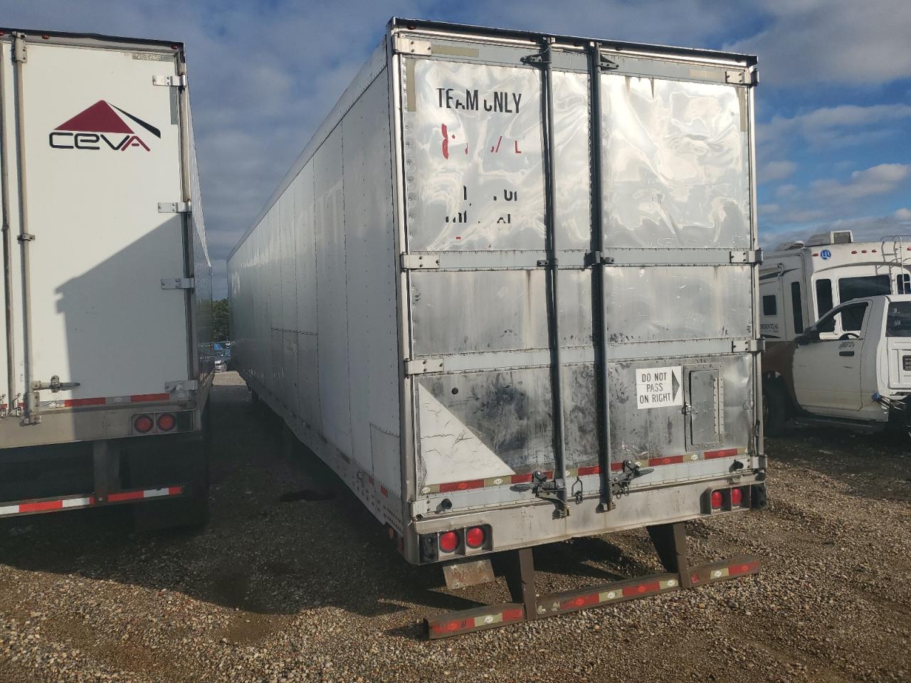 Image 3 of 2010 UTILITY                     TRAILER 2010 with VIN 1UYVS2531AU882726