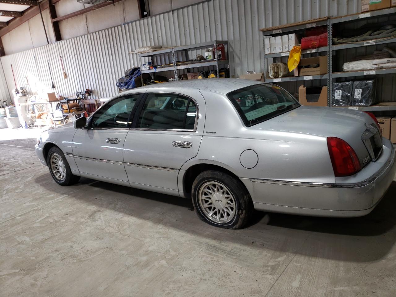 Image 2 of 1999 LINCOLN TOWN CAR SIGNATURE 1999 with VIN 1LNHM82W0XY617607