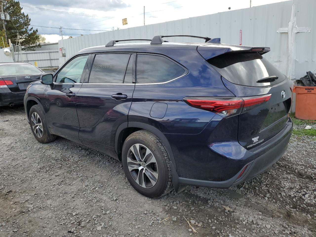 Image 2 of 2021 TOYOTA HIGHLANDER XLE 2021 with VIN 5TDGZRBH6MS531508