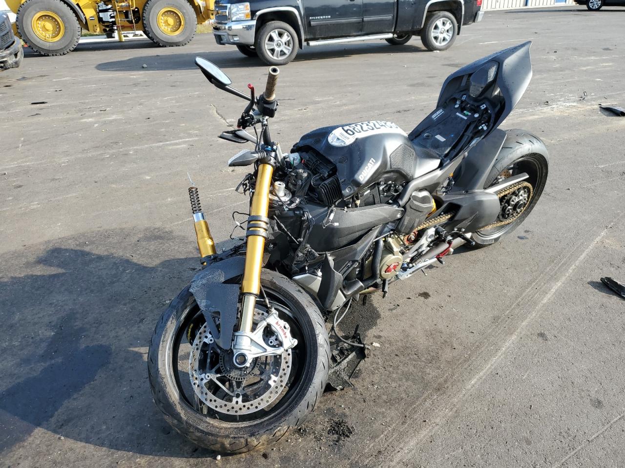 Image 2 of Ducati Streetfighter V4 2021 with VIN ZDMFAKNW6MB005864