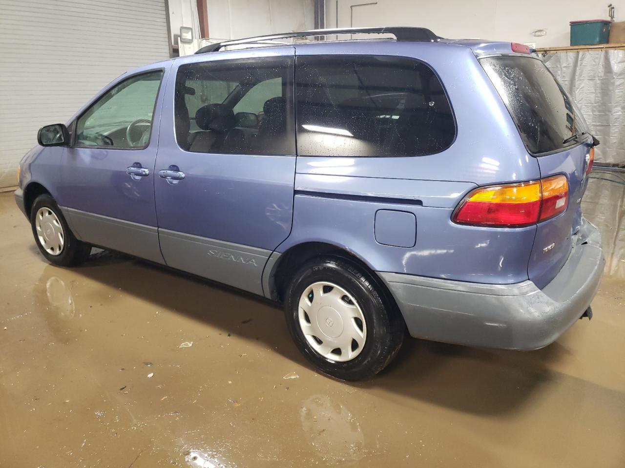 Image 2 of 1998 TOYOTA SIENNA LE 1998 with VIN 4T3ZF13C3WU080688