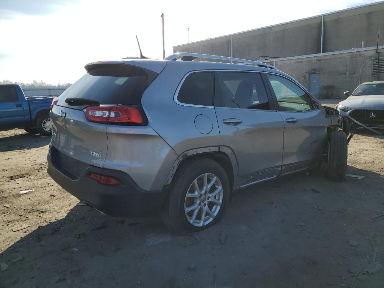 Изображение 3 2017 JEEP CHEROKEE LATITUDE 2017 с VIN 1C4PJMCS0HW585137