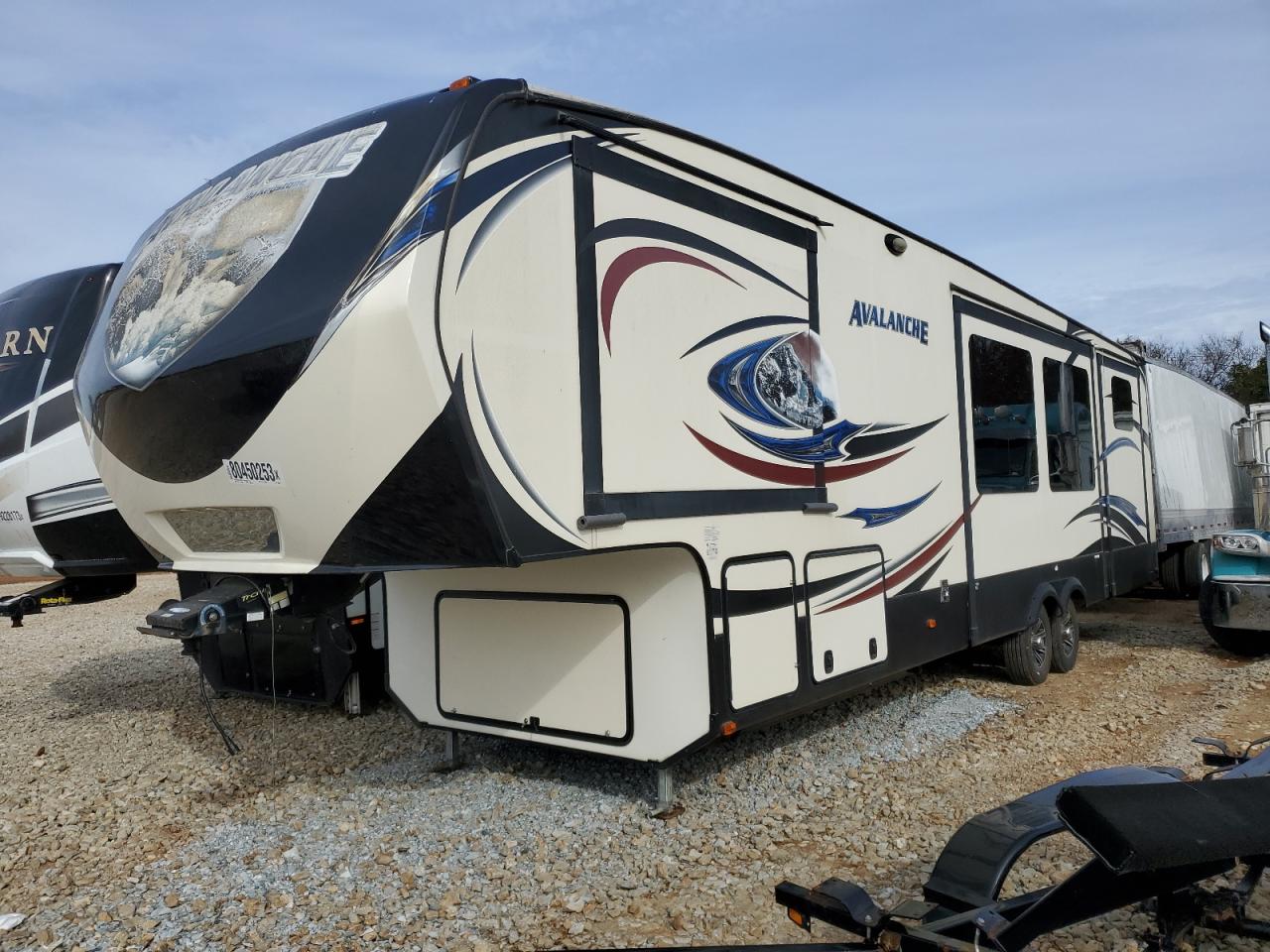 Image 2 of 2015 KEYSTONE 5TH WHEEL 2015 with VIN 4YDF36123FE760162