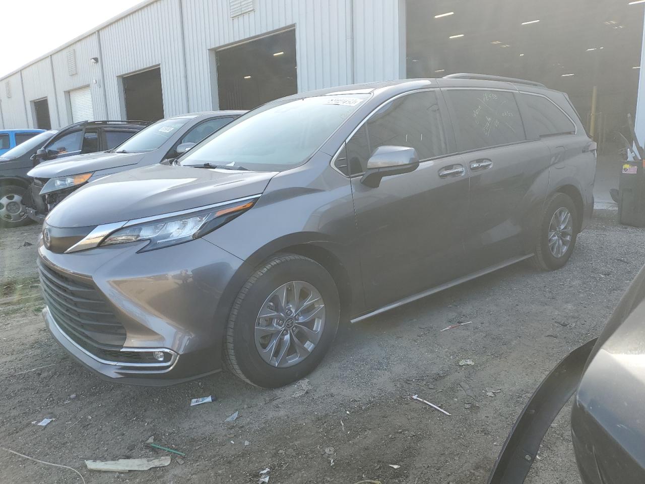 Image 1 of 2022 TOYOTA SIENNA XLE 2022 with VIN 5TDYRKECXNS106046