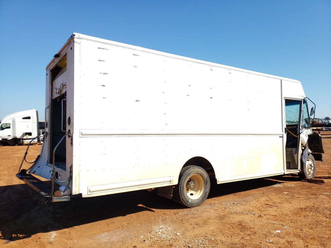 Image 3 of 2020 FREIGHTLINER CHASSIS M LINE WALK-IN VAN 2020 with VIN 4UZAC2EA5LCLT0711