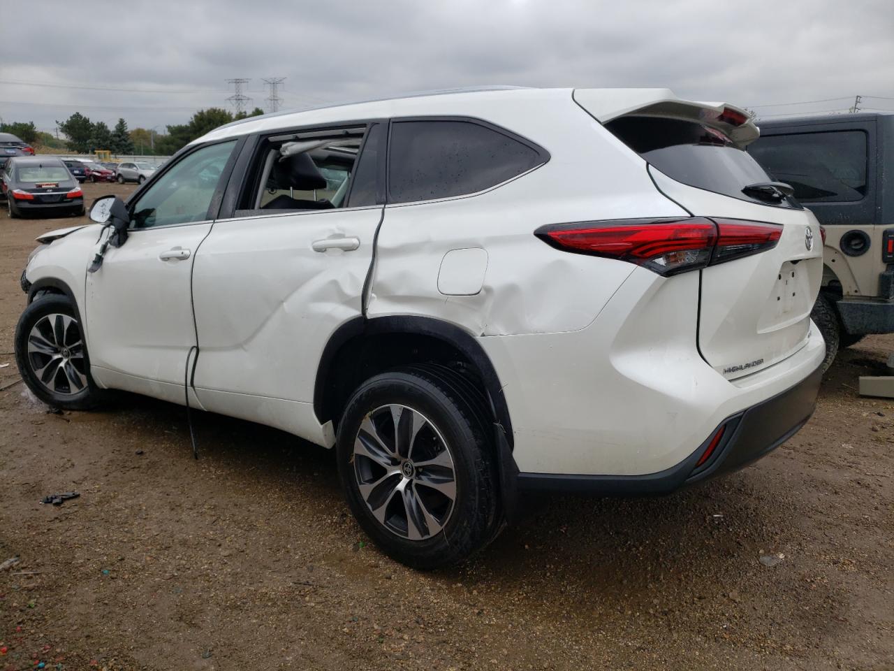 Image 2 of 2020 TOYOTA HIGHLANDER XLE 2020 with VIN 5TDHZRBH0LS042833